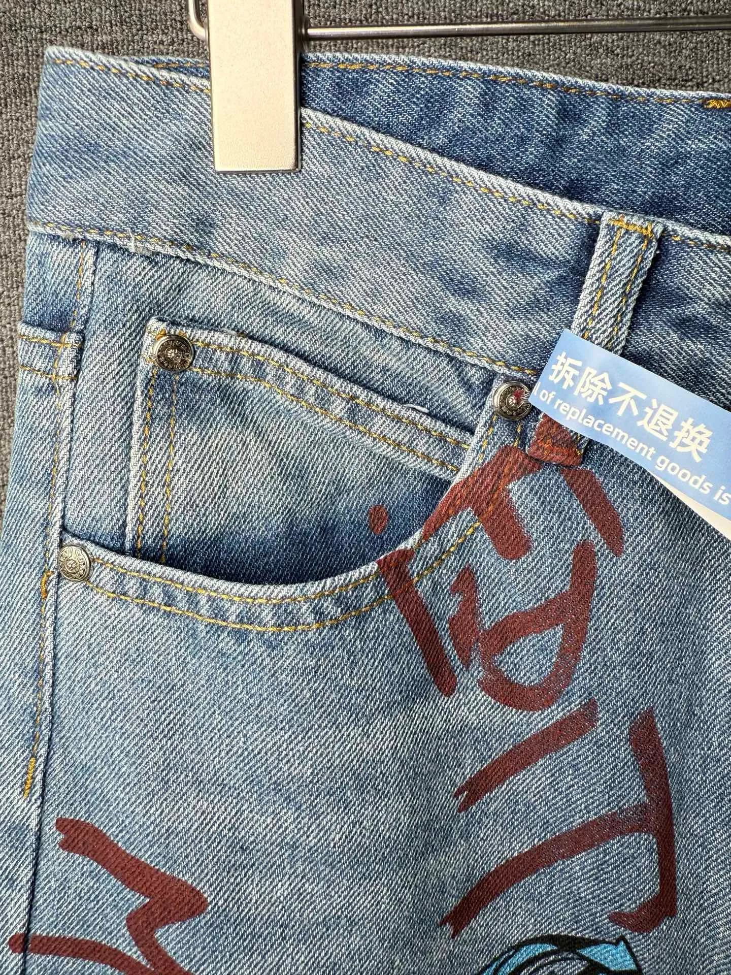 P250 💰 (Top version) Chrome hearts print stitching black leather classic washed jeans, truly restores the ultimate vintage texture, three-dimensional version, loose and comfortable, not picky about the figure, taller and slimmer, factory precision, original factory quality control, same style for men and women, can be matched with couples, versatile recommendation, must-have jeans for all seasons, fashionistas have been disappointed. From the quality selection of fabrics, the tailoring of details, and the matching of patterns, they are all impeccable! The upper body is so handsome when worn...it can be easily worn by men, women and children! The craftsmanship is made of heavy-duty washed pure cotton denim fabric. After washing, it is soft and thick and looks very stylish when worn. Color: blue Size: 28-30-32-34-36 (corresponding to S-M-L-XL-XXL)
